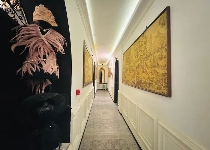 Conacul Coroanei Luxury Boutique