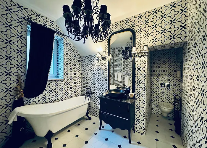 Conacul Coroanei Luxury Boutique