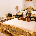 Conacul Coroanei Luxury Boutique מלון