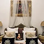 Conacul Coroanei Luxury Boutique בוקרשט