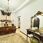 Conacul Coroanei Luxury Boutique