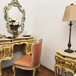 Conacul Coroanei Luxury Boutique