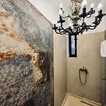 Conacul Coroanei Luxury Boutique