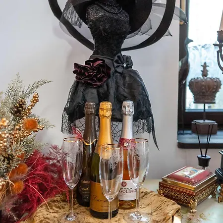 Conacul Coroanei Luxury Boutique