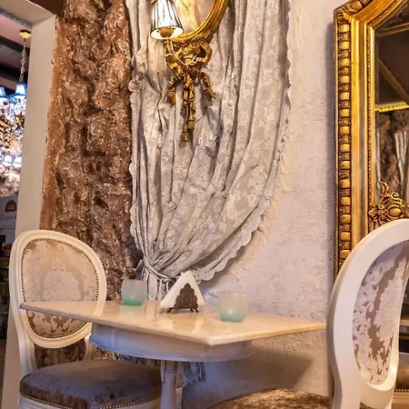 Conacul Coroanei Luxury Boutique Hotel