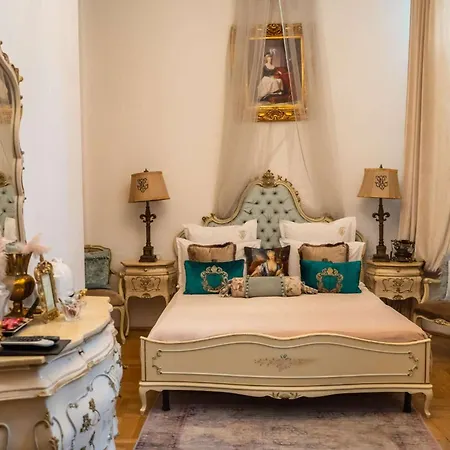 Conacul Coroanei Luxury Boutique