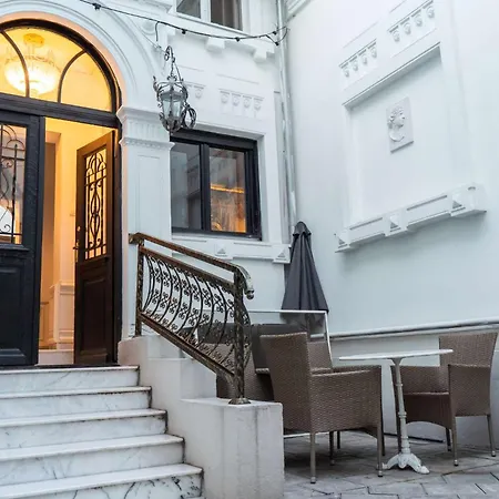 Conacul Coroanei Luxury Boutique