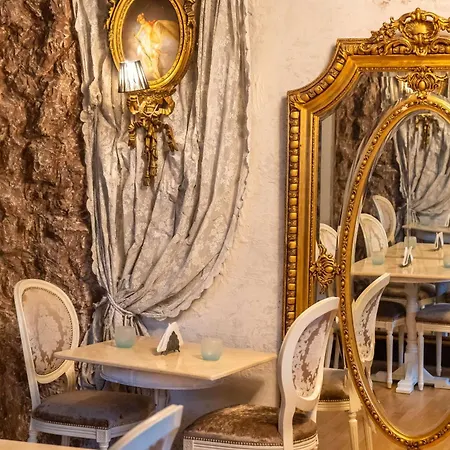 Conacul Coroanei Luxury Boutique Bucharest