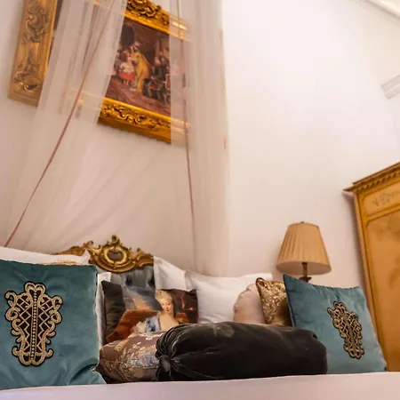 Conacul Coroanei Luxury Boutique Bucharest