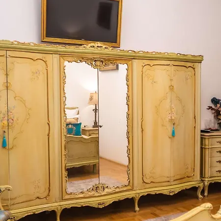 Conacul Coroanei Luxury Boutique