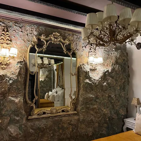 Hotel Conacul Coroanei Luxury Boutique Bucharest