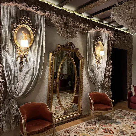 Conacul Coroanei Luxury Boutique 5*