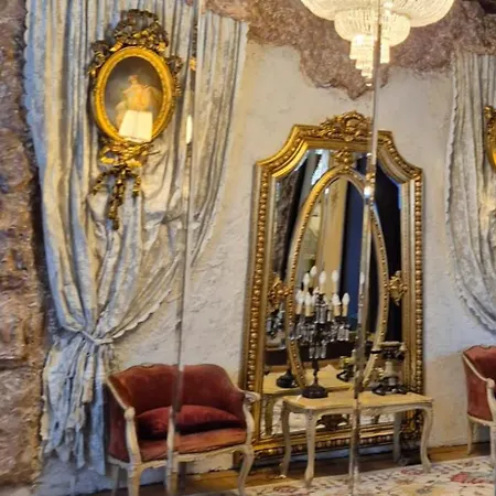 Conacul Coroanei Luxury Boutique
