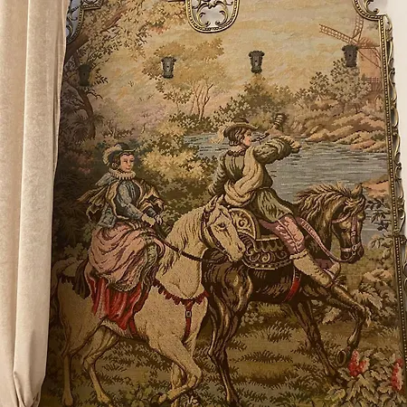 Conacul Coroanei Luxury Boutique