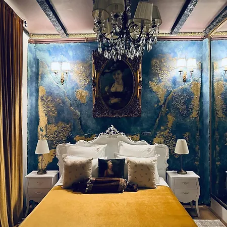 Conacul Coroanei Luxury Boutique