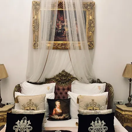 Conacul Coroanei Luxury Boutique Bucureşti