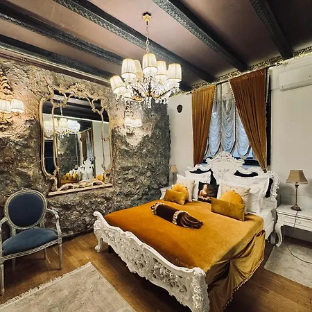 Conacul Coroanei Luxury Boutique