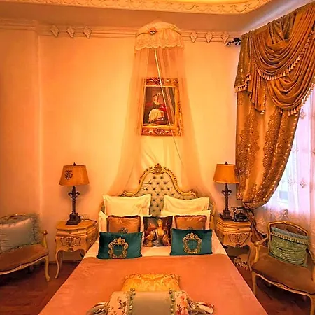 Conacul Coroanei Luxury Boutique