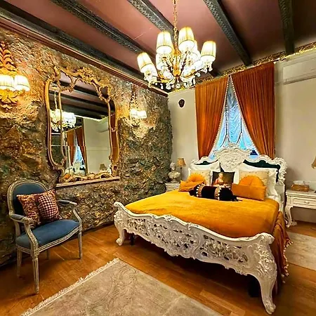Conacul Coroanei Luxury Boutique