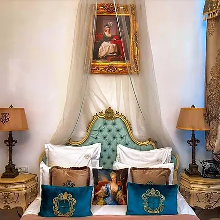 Conacul Coroanei Luxury Boutique