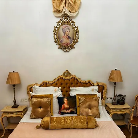 Conacul Coroanei Luxury Boutique