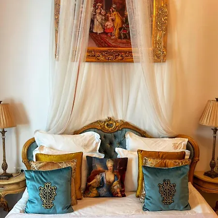 Conacul Coroanei Luxury Boutique