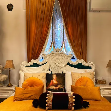 Conacul Coroanei Luxury Boutique