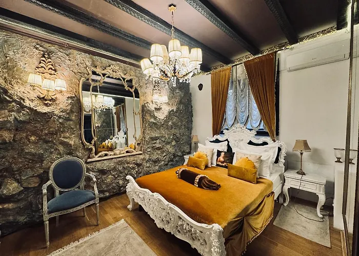 Conacul Coroanei Luxury Boutique