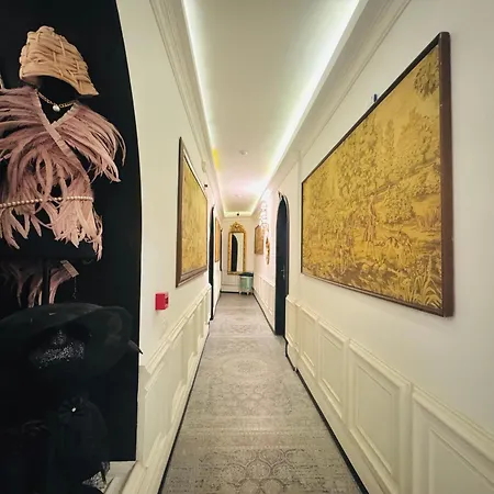 Conacul Coroanei Luxury Boutique