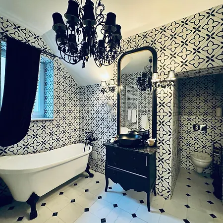 Conacul Coroanei Luxury Boutique